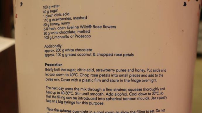 Une petite recette de bonbons à la rose, directement sur le pot, pour donner envie aux consommateurs d’acheter puis d’utiliser ces roses à savourer. ©Odile Maillard